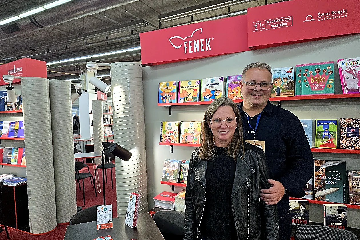 Konrad Sobik przy stoisku Fenek Publishing na targach książki